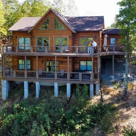 Luxury 3/2.5 Cabin: Lake Views, Theatre+Gameroom!